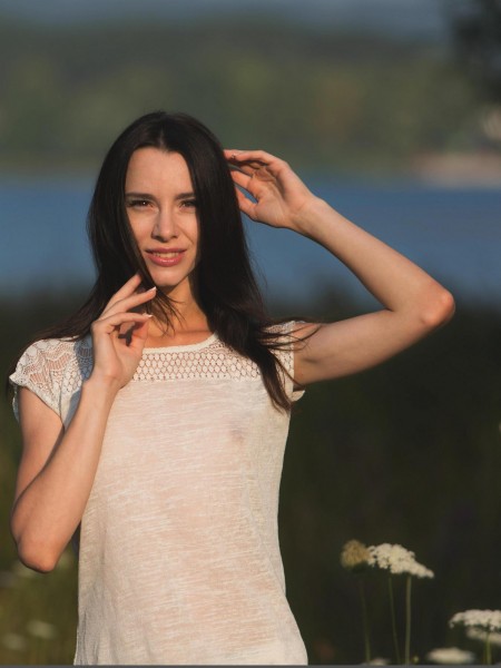 Радость летней природы: девушка Адель Морель