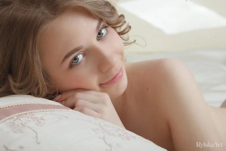 Сия А: чувственная модель в студии