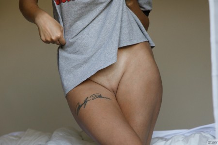 Веселая Налани Дакус: чувственная фотосессия дома