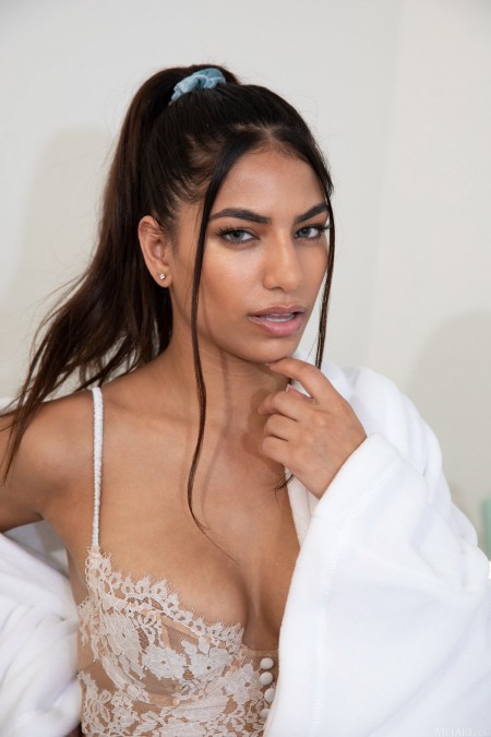 Сенсуальная модель Даниэлла Виоти: обнаженная красота в студии