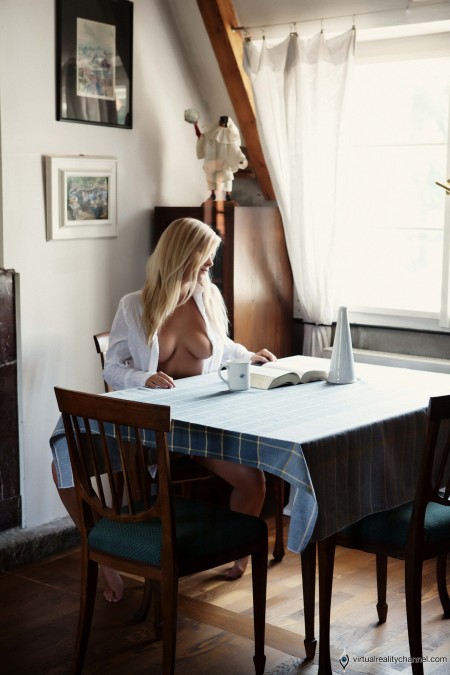 Милая блондинка позирует голой дома