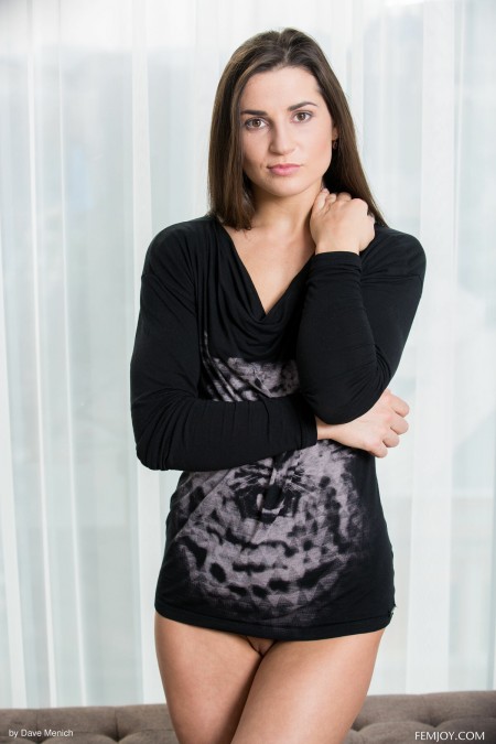 Смайлик чувственной модели с длинными волосами