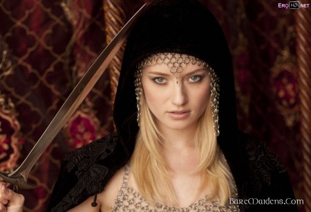 Гламурная секс-символ в элегантной позе