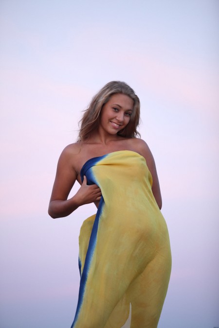 Летний фотосет в природе с улыбающейся Миляной