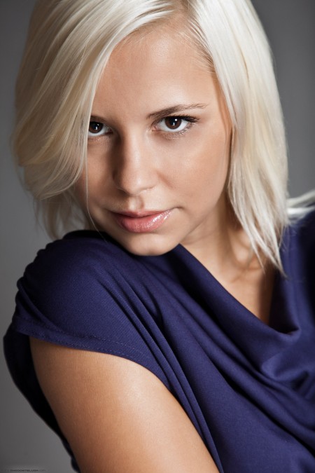 Изысканная блондинка позирует обнаженной