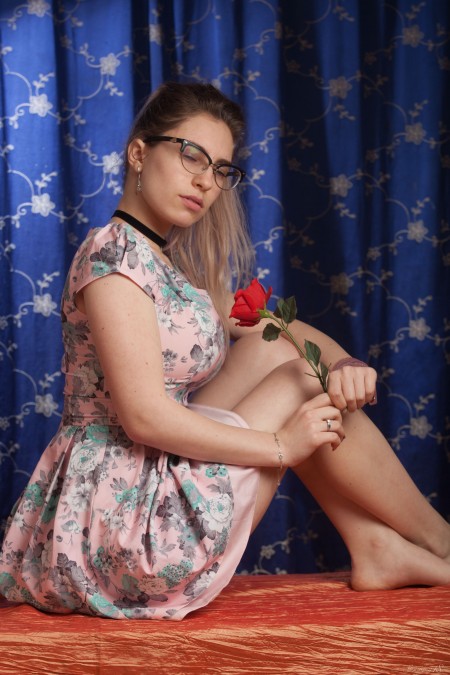 Чувственная фотосессия с улыбающейся моделью Лизой Лу