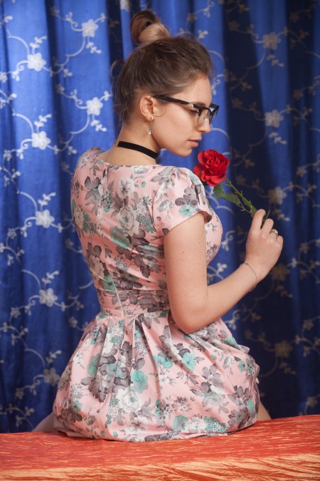 Чувственная фотосессия с улыбающейся моделью Лизой Лу