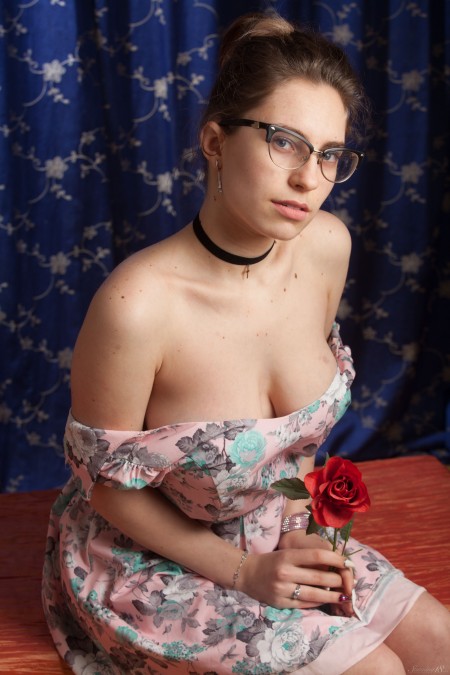 Чувственная фотосессия с улыбающейся моделью Лизой Лу