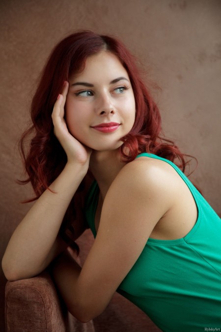 Веселая модель Перл Ами в эротической фотосессии