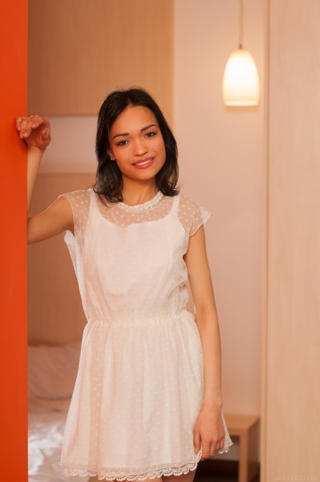 Веселая красотка позирует голой