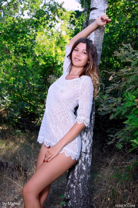 Летняя модель в природе: элегантная Stefania A