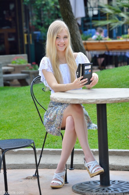 Летняя сенсуальность: блондинка Алекс Грей на природе