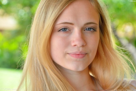 Летняя сенсуальность: блондинка Алекс Грей на природе