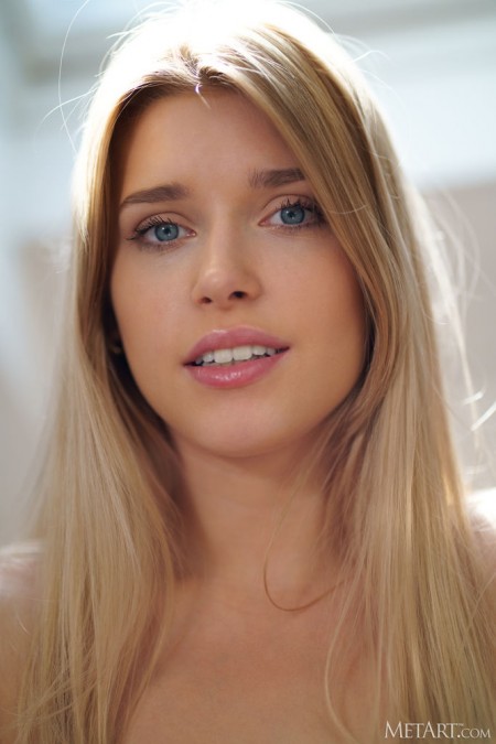 Эротическая фотосессия с улыбающейся блондинкой