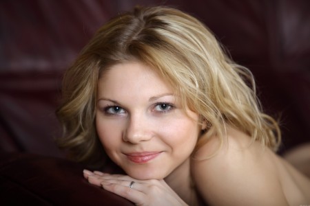 Соблазнительная блондинка Heike A на диване