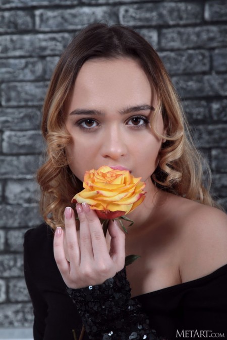 Aimee Rox: Соблазнительная Фэшн Модель в Домашнем Интерьере