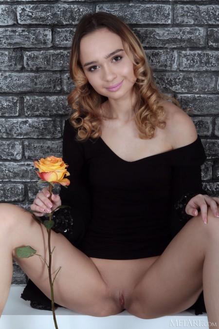 Aimee Rox: Соблазнительная Фэшн Модель в Домашнем Интерьере