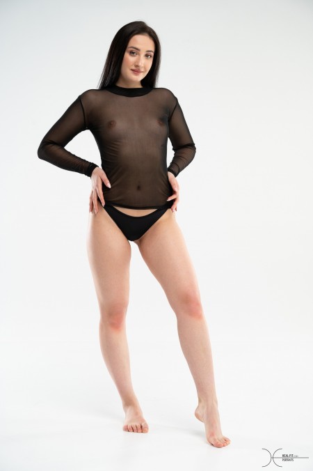 Сладкая нагая спортсменка в студии