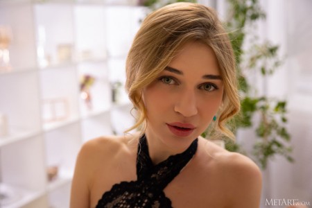 Элегантная Кристина: Эротическая фотосессия в домашней обстановке