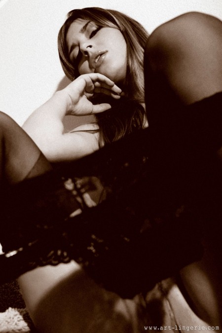 Шей Ларен: Страсть и Мода в Черно-Белом