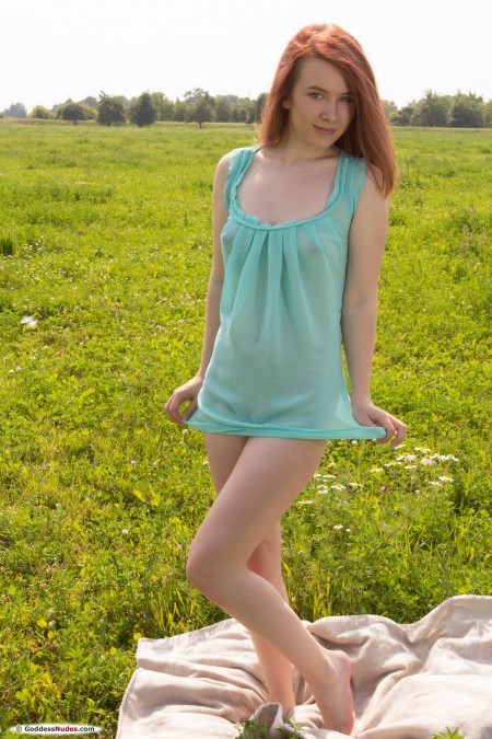 Летнее эротическое фото на природе