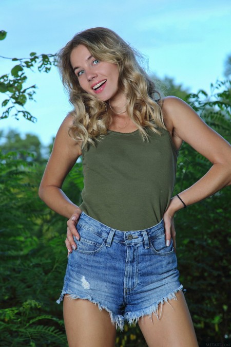 Лола Крит: веселое летнее эротическое фото