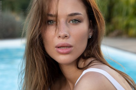 Летняя солнечная красавица у бассейна