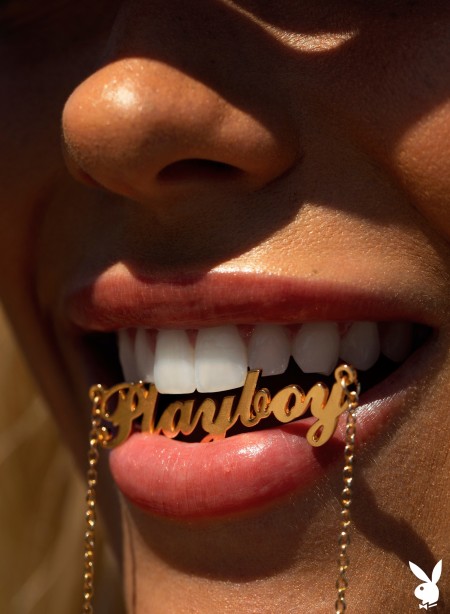 Летнее удовольствие: веселая блондинка на свежем воздухе