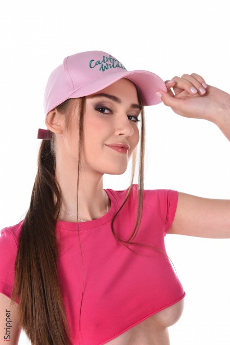 Улыбающаяся Соня в спортивной эротической фотосессии