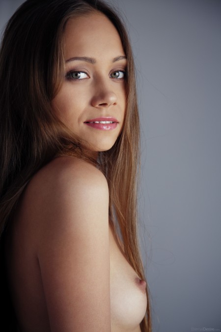 Соблазнительная девушка в эротической фотосессии