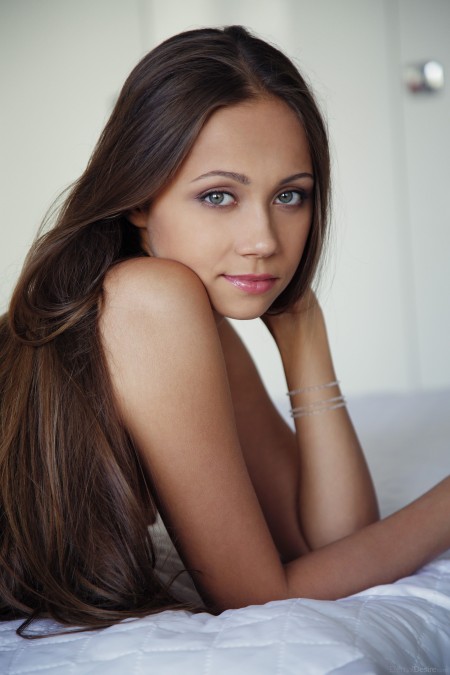 Соблазнительная девушка в эротической фотосессии