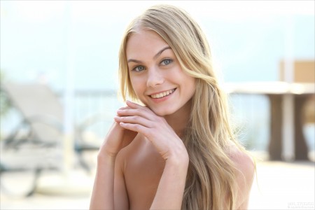 Летняя радость: обнаженная Эрика в природе