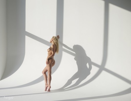 Соблазнительная блондинка в студии