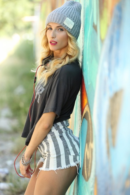 Улыбающаяся блондинка Cara Mell на природе