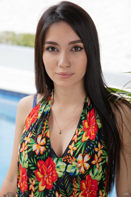 Летняя радость: обнаженная Кики Каш