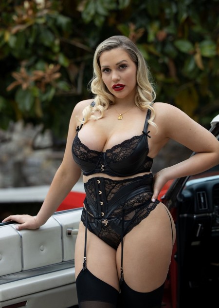 Летняя сенсуальность: Mia Malkova в ретро-автомобиле