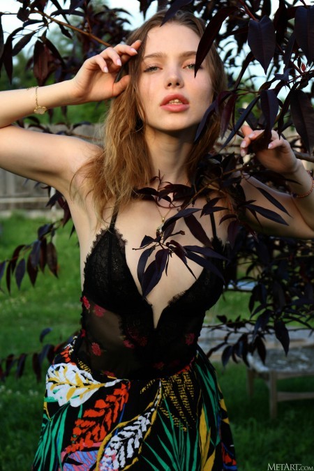 Летняя сказка: обнаженная Scarlet Hansen