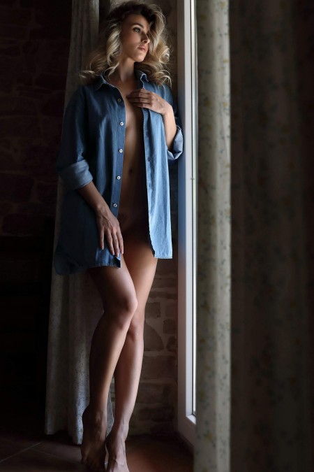 Соблазнительная Алиса: эротическая фотосессия