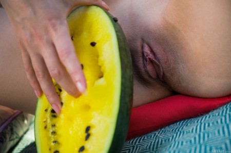 Летнее блаженство: счастливая Юлетта гуляет голая по лесу