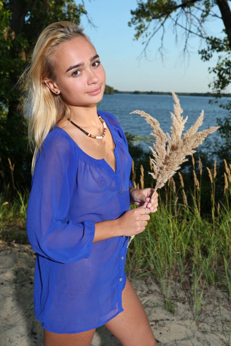 Поцелуй солнца: эротическая фотосессия Aimee Rox