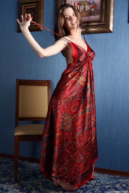 Элегантная модель Даника Б позирует голая