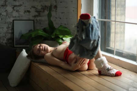 Валя в домашней обстановке