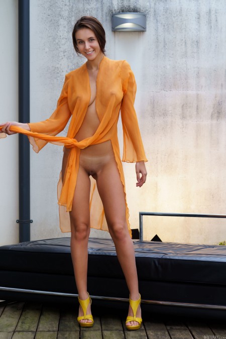 Алиса Аморе: элегантная модель в откровенной фотосессии