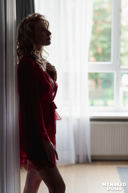 Элегантная блондинка Саша Бри на фотосете