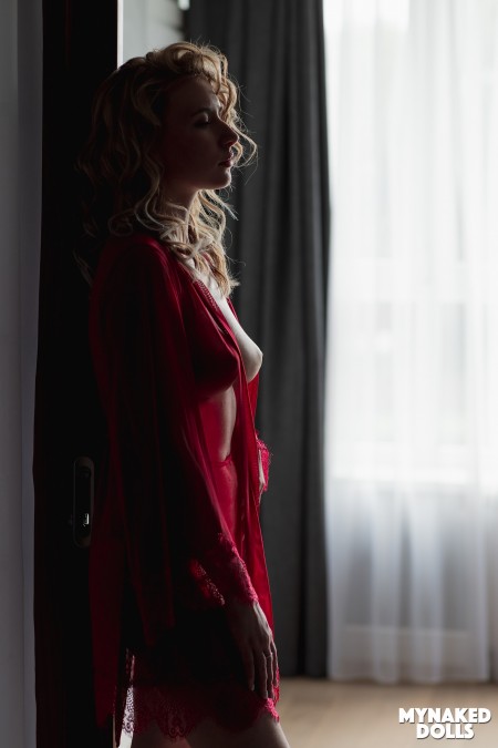 Элегантная блондинка Саша Бри на фотосете