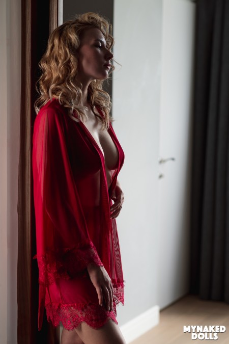 Элегантная блондинка Саша Бри на фотосете