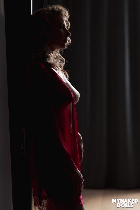 Элегантная блондинка Саша Бри на фотосете