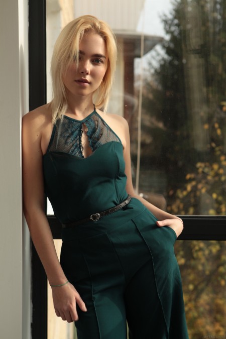 Соблазнительная блондинка в нижнем белье