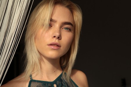 Соблазнительная блондинка в нижнем белье