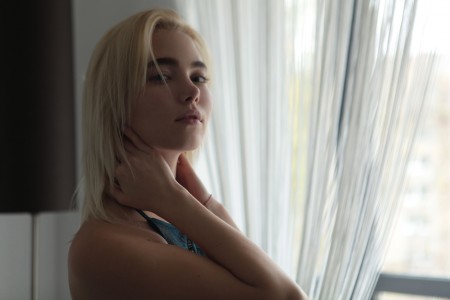 Соблазнительная блондинка в нижнем белье